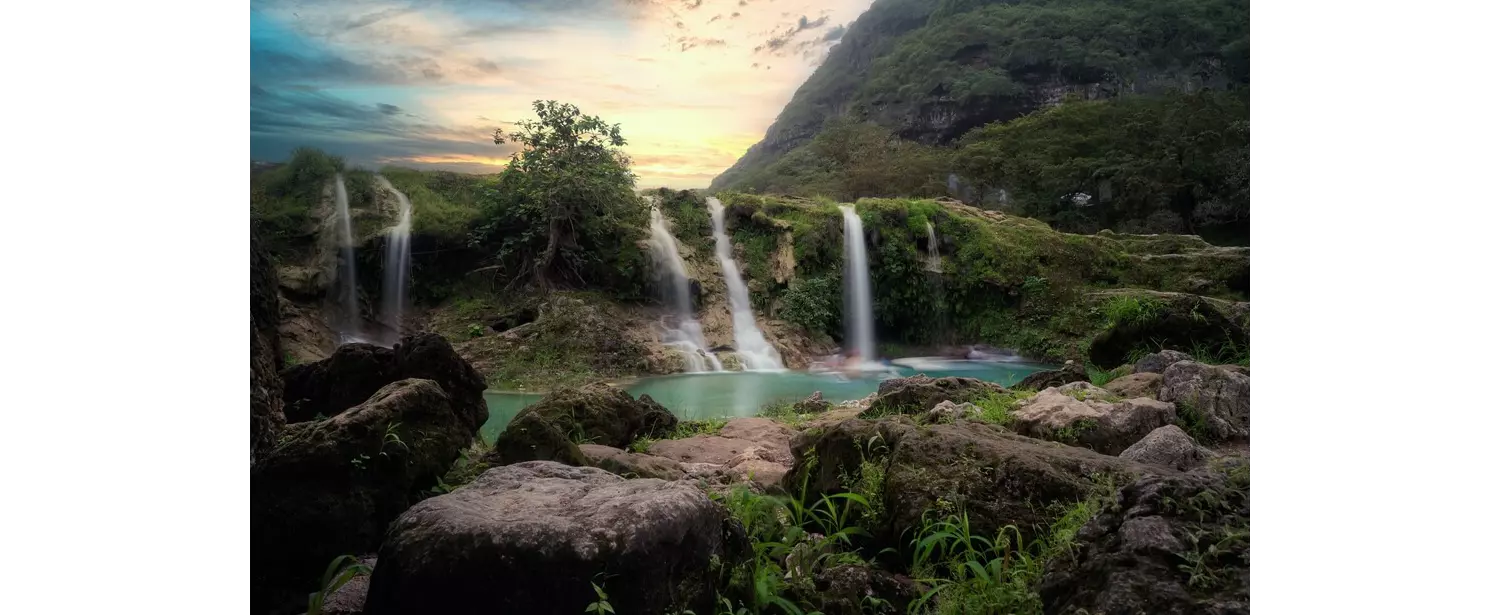 Grüne Landschaft mit Wasserfällen im Oman.