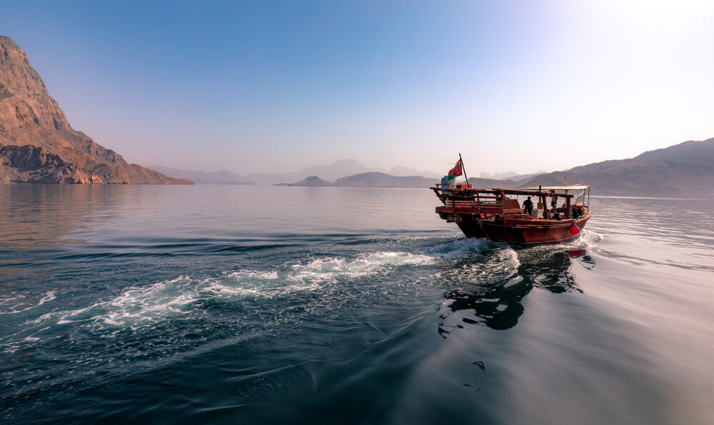 Reise in den Oman: traditionelles Boot auf dem Wasser.