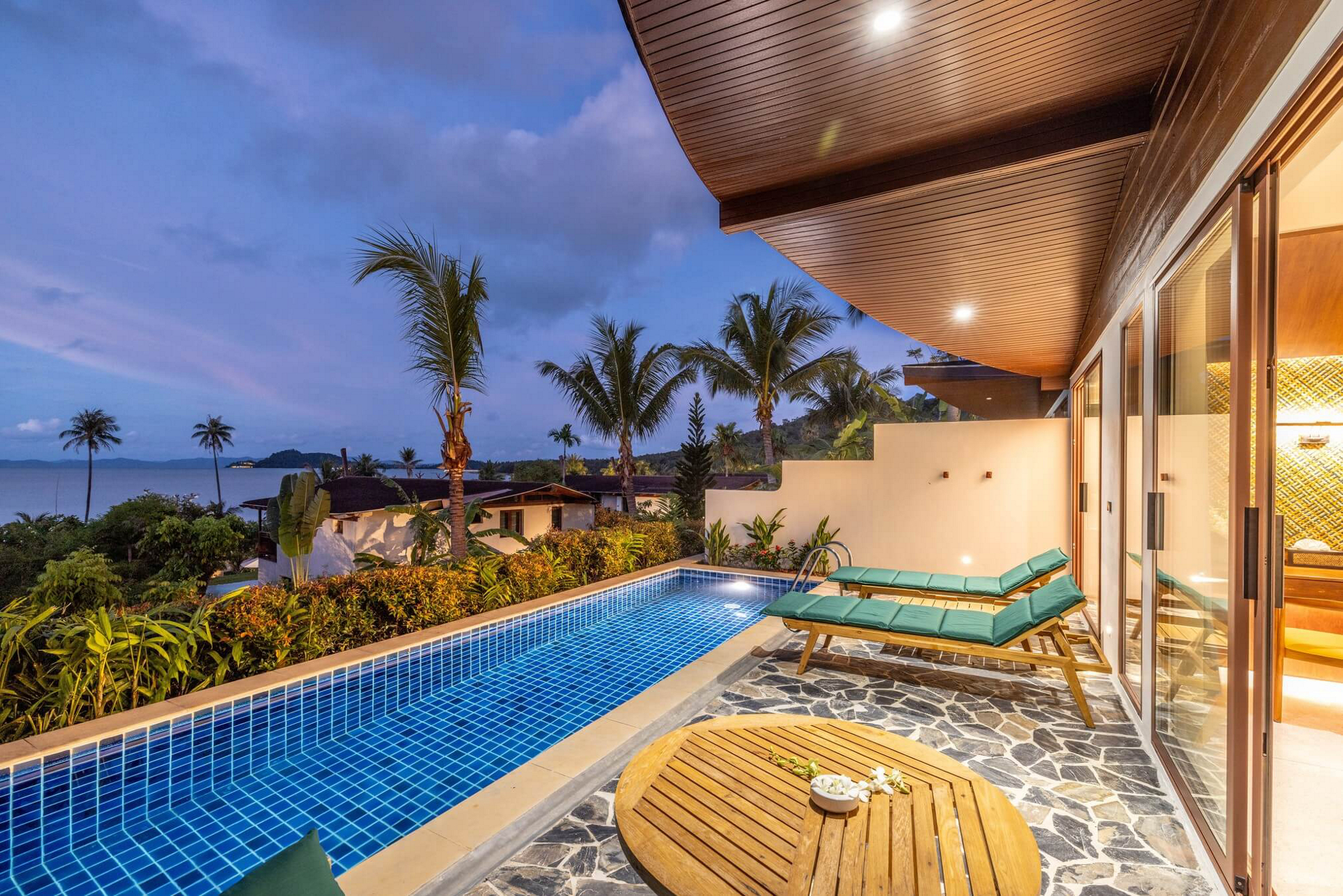 Reiseziele für Flitterwochen: Hotelterrasse auf Coconut Island, Thailand.