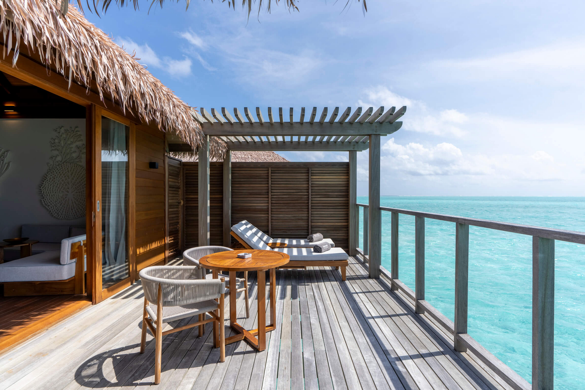 Reiseziele für Flitterwochen: Terrasse in einem Bungalow auf den Malediven.