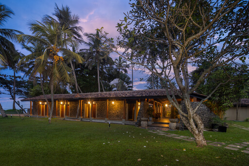 Reiseziele für Flitterwochen: Hotelgarten in Sri Lanka.