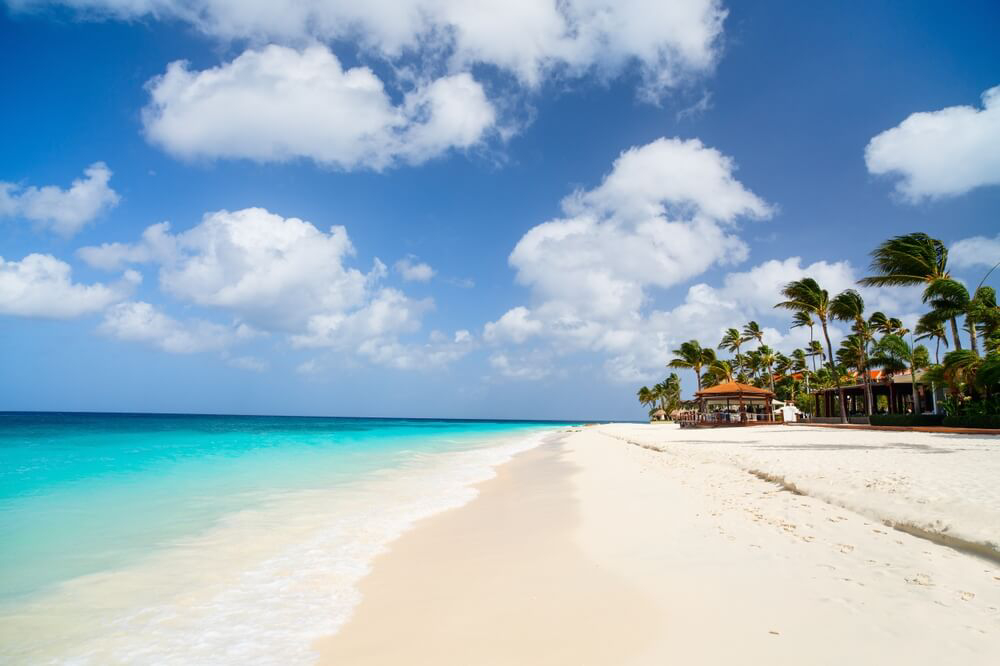 eißer Strand mit türkisblauem Wasser auf der Insel Aruba.