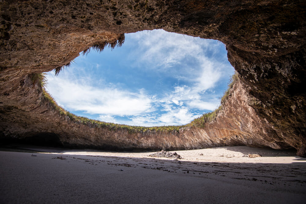 Der Playa Escondida unter einer Öffnung im Gestein auf den Islas Marietas, Riviera Nayarit.