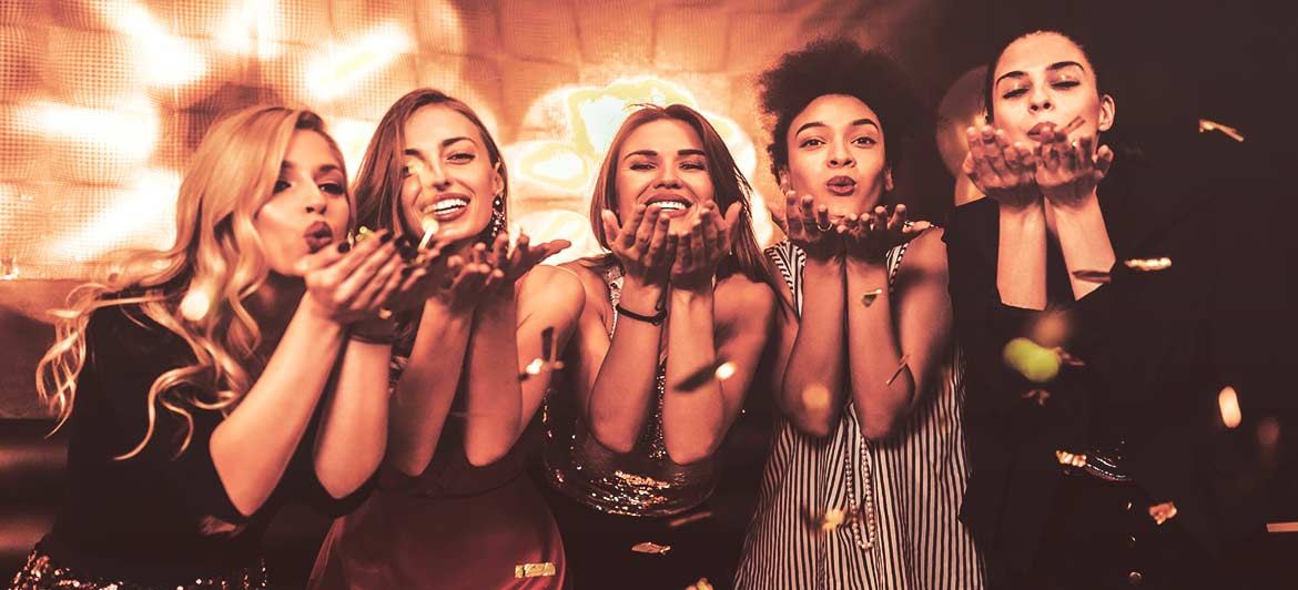 Quelle sera votre tenue de soirée au Nouvel an? Robe à paillettes ou à dentelle?