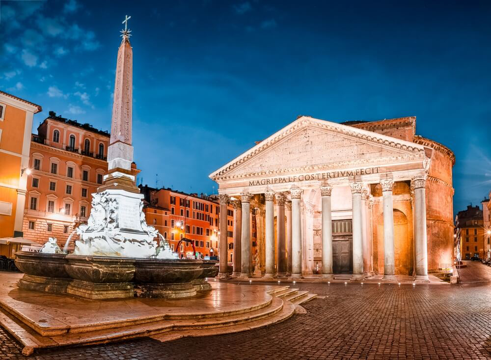 Der Pantheon in Rom bei abendlicher Beleuchtung.