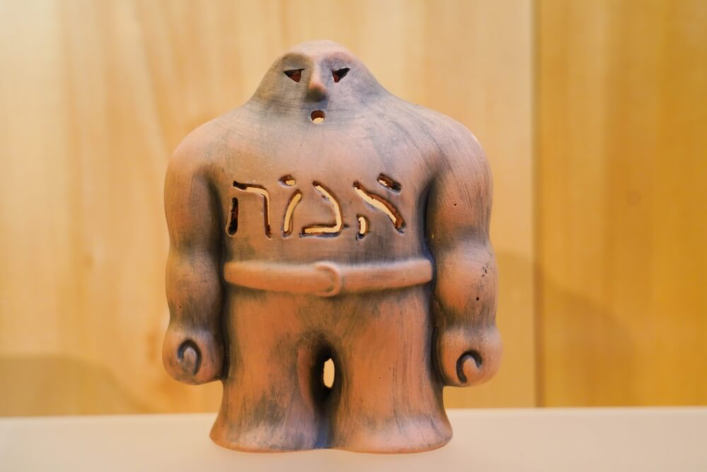 Kleine Golem-Statue aus Prag, wo die Urlaubslektüre "Der Golem" angesiedelt ist