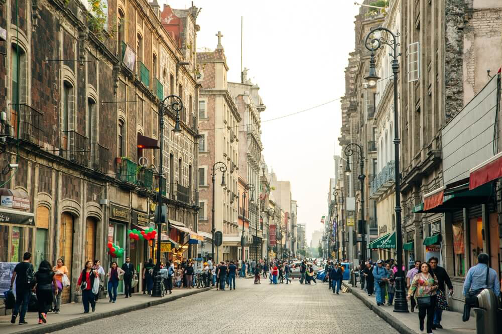 Menschen in der Altstadt von Mexiko-Stadt, einem der beliebtesten Romanschauplätze in Mexiko