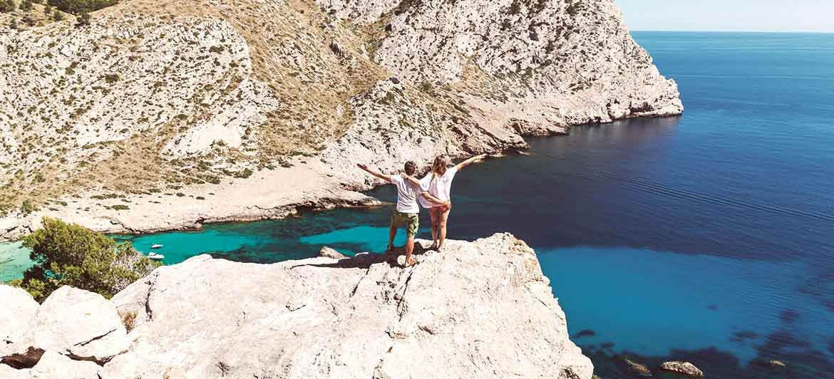 Discover the most romantic beaches in Majorca in the best company