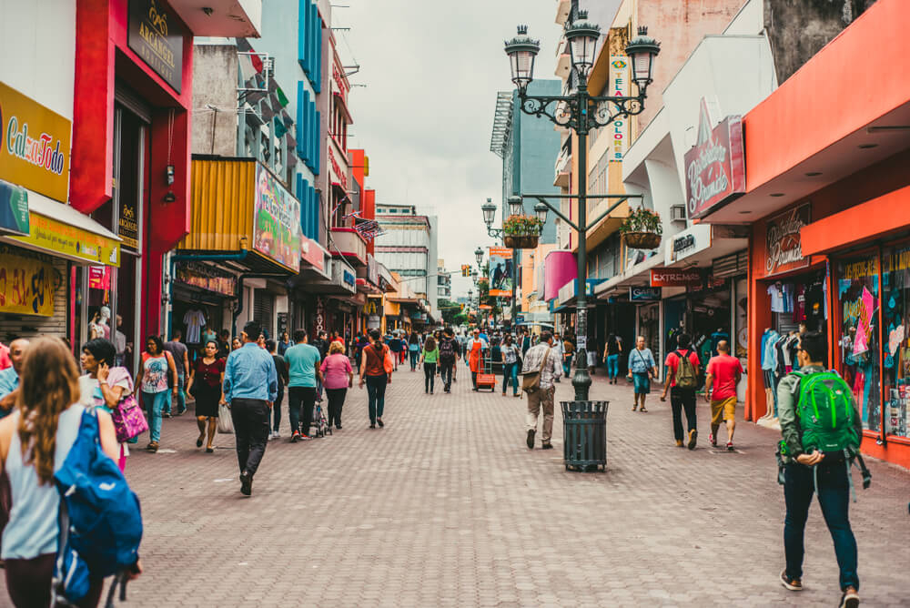 Geschäfte und Fußgänger an der Avenida Central von San José.