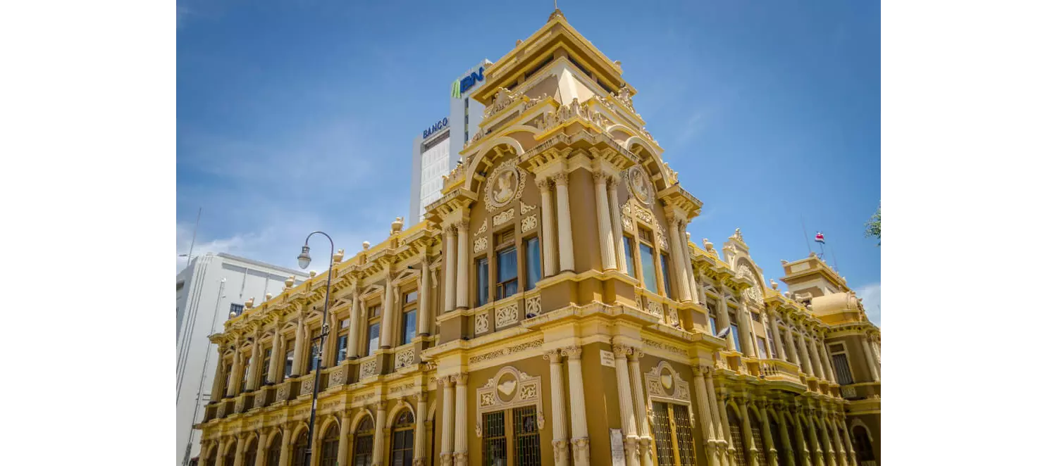 Fassade des Postgebäudes (Correos) in San José.