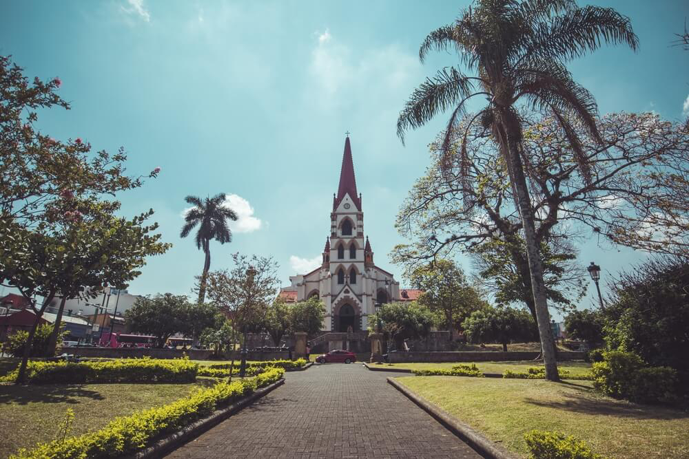 Die Kirche Nuestra Señora de la Merced in San José aus der Ferne gesehen.