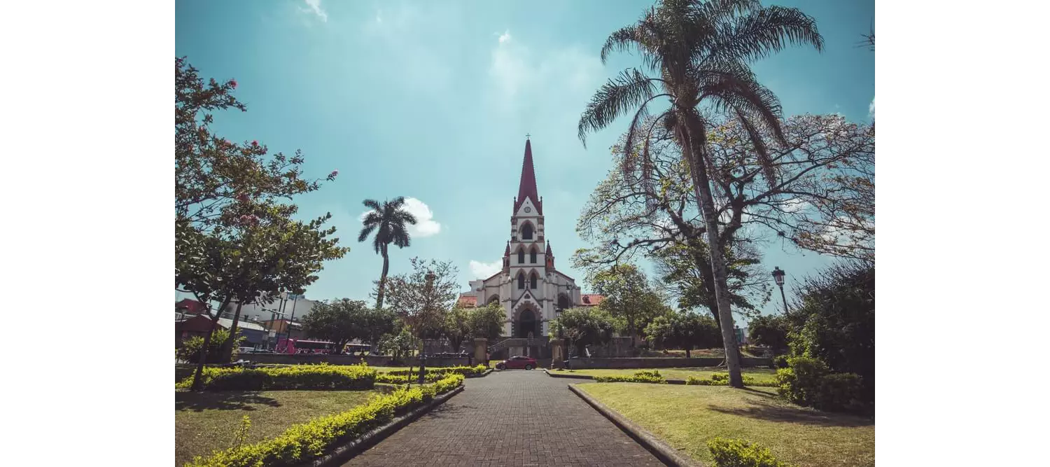 Die Kirche Nuestra Señora de la Merced in San José aus der Ferne gesehen.