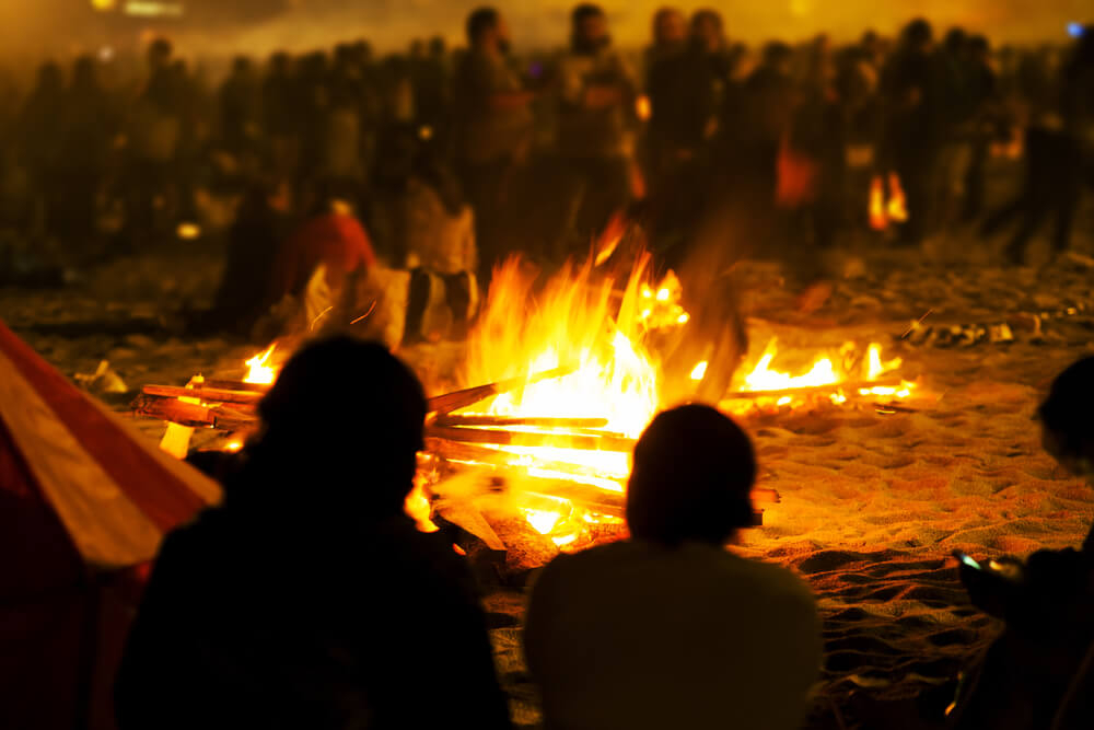San Juan-Fest in Galicien: Menschen springen über das Feuer.