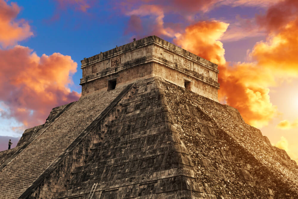 Sommersonnenwende: Maya-Tempel in der Dämmerung.