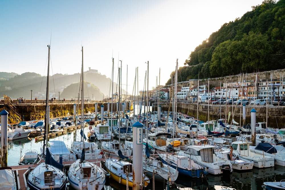 San Sebastián Sehenswürdigkeiten: Hafen von Santa Clara mit vielen kleinen Booten.