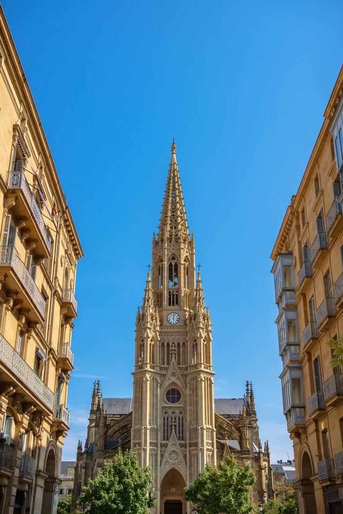 Eingangsportal der Basílica de Santa María del Coro in San Sebastián.