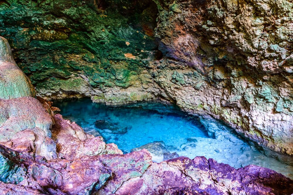 Höhle mit blauem Wasser in Sansibar.