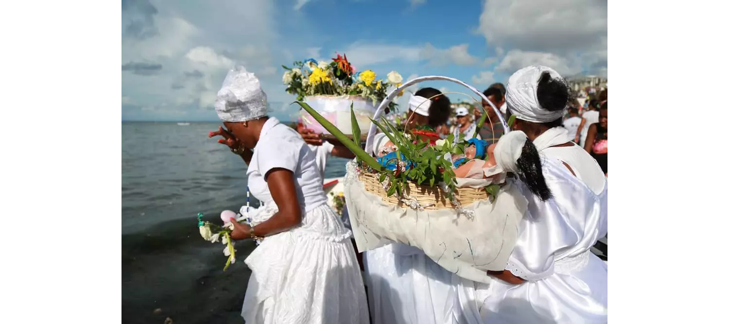 Kult an die Orishas: Frauen in weißen Kleidern.