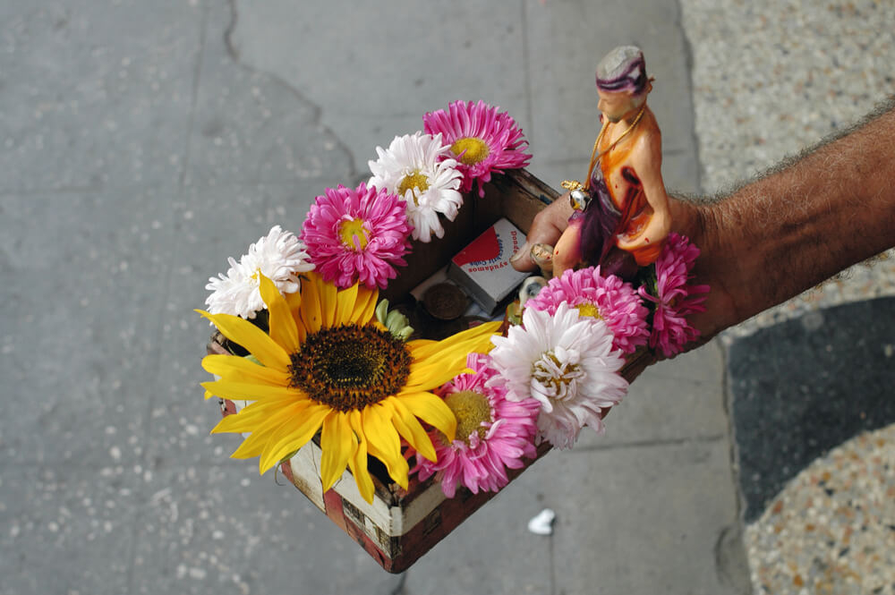 Santería: Blumen als Opfergabe an die Orishas.