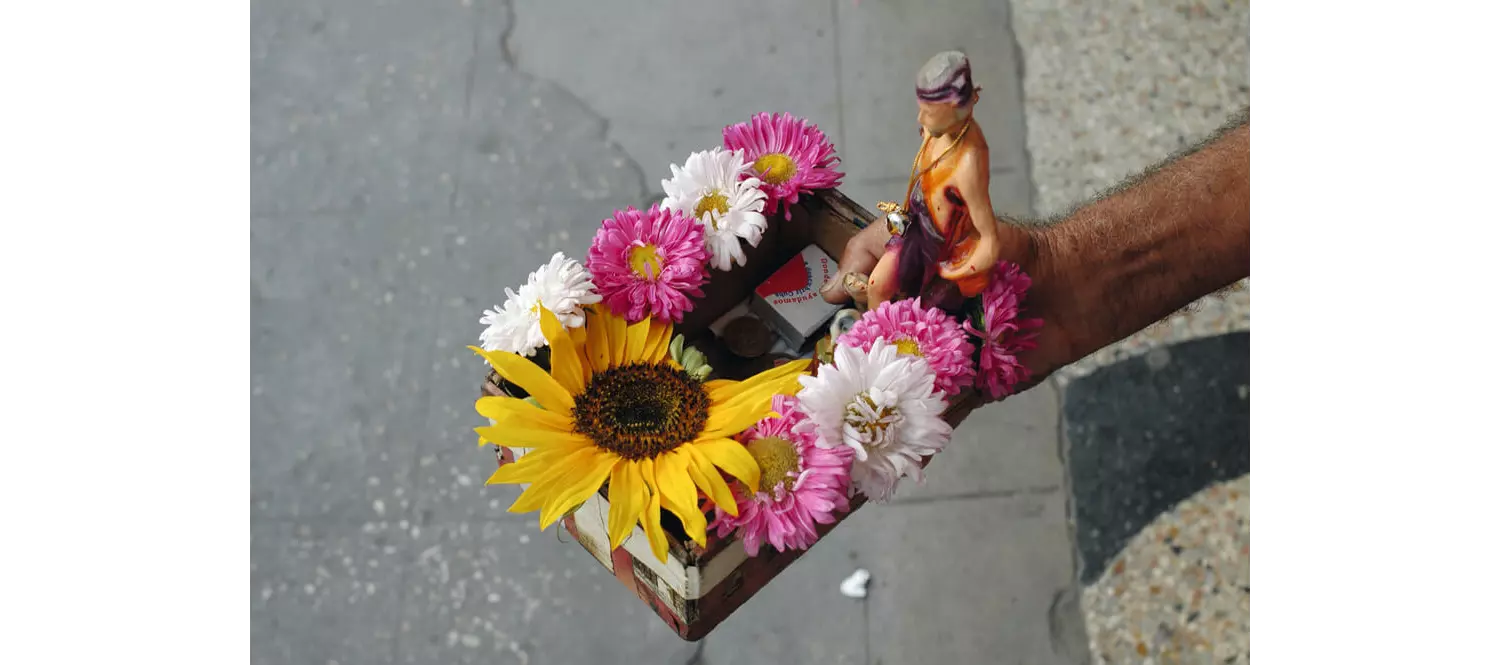 Santería: Blumen als Opfergabe an die Orishas.