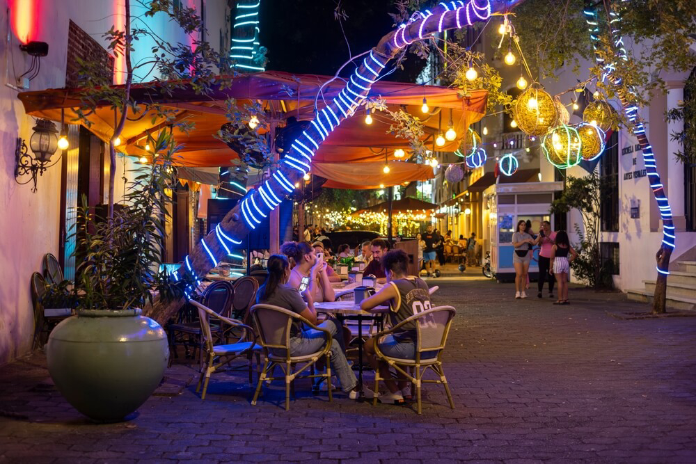 Calle El Conde in Santo Domingo mit nächtlichem Ambiente.