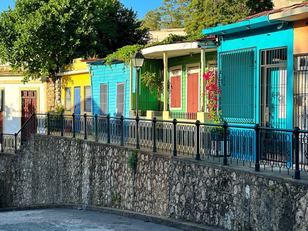 Santo Domingo Altstadt: Straße mit bunten Häusern in der Zona Colonial.