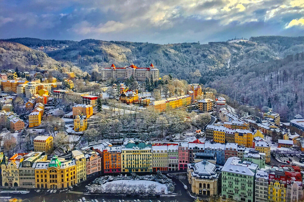 Schöne Orte in Tschechien: Karlovy Vary aus der Vogelperspektive mit Schnee.
