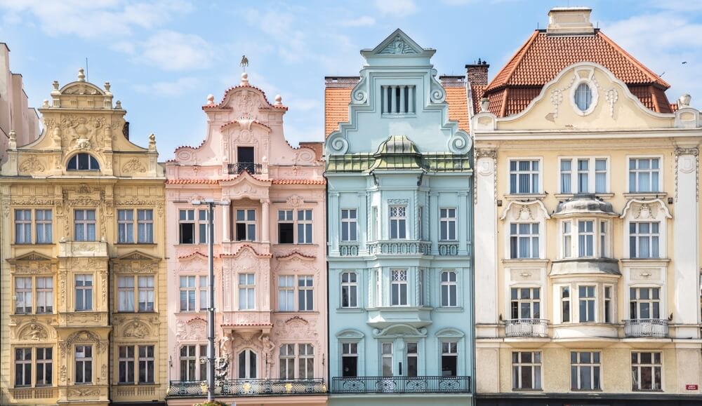 Pastellfarbene Häuserfassaden in Pilsen, Tschechien.