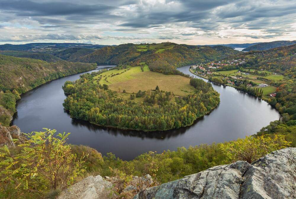 Panoramablick über eine Moldauschleife in Tschechien.