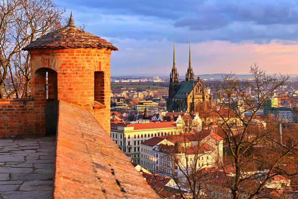Schöne Orte in Tschechien: die Stadt Brünn mit der St.-Peter-und-Paul-Kathedrale.