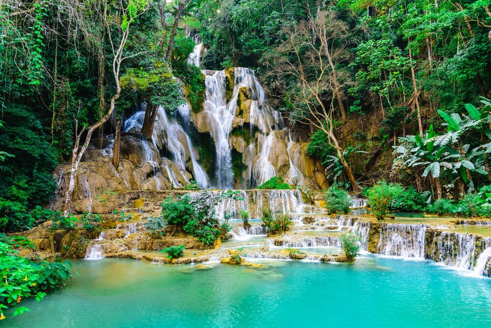 Schöne Wasserfälle weltweit: die Kaskadenfälle von Kuang Si in Laos.