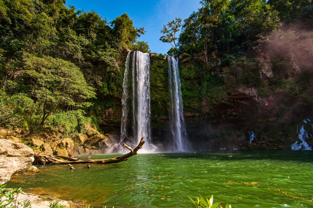Smaragdgrüner See unter dem Misol-Ha-Wasserfall in Chiapas, Mexiko.