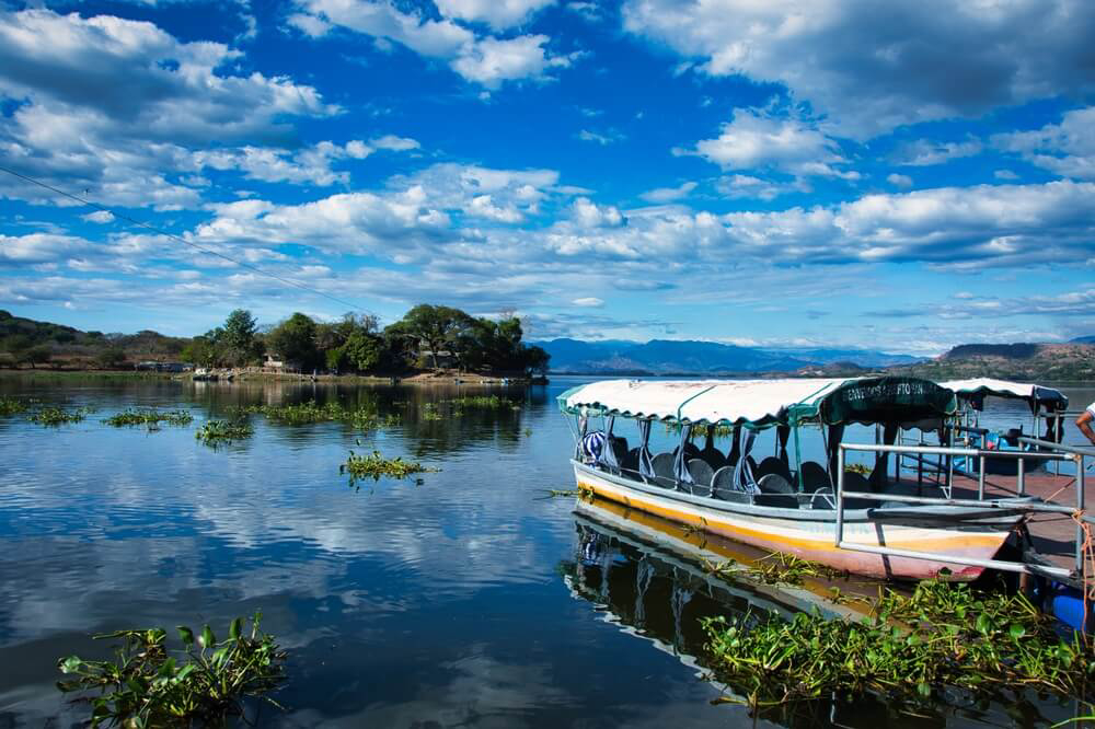 El Salvador Urlaub: Ausflugsboot an seinem See bei Cuscatlán.