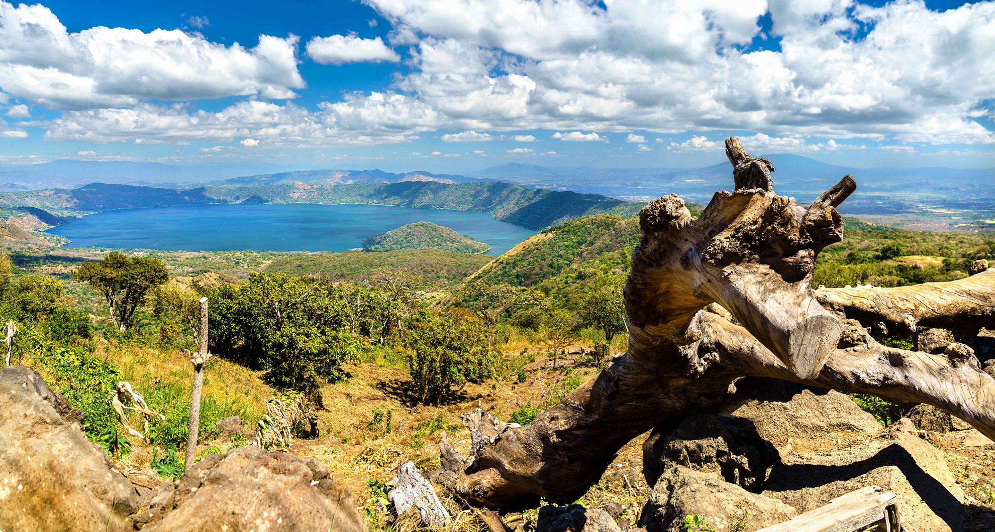 El Salvador Urlaub: Landschaft mit großem Vulkansee.
