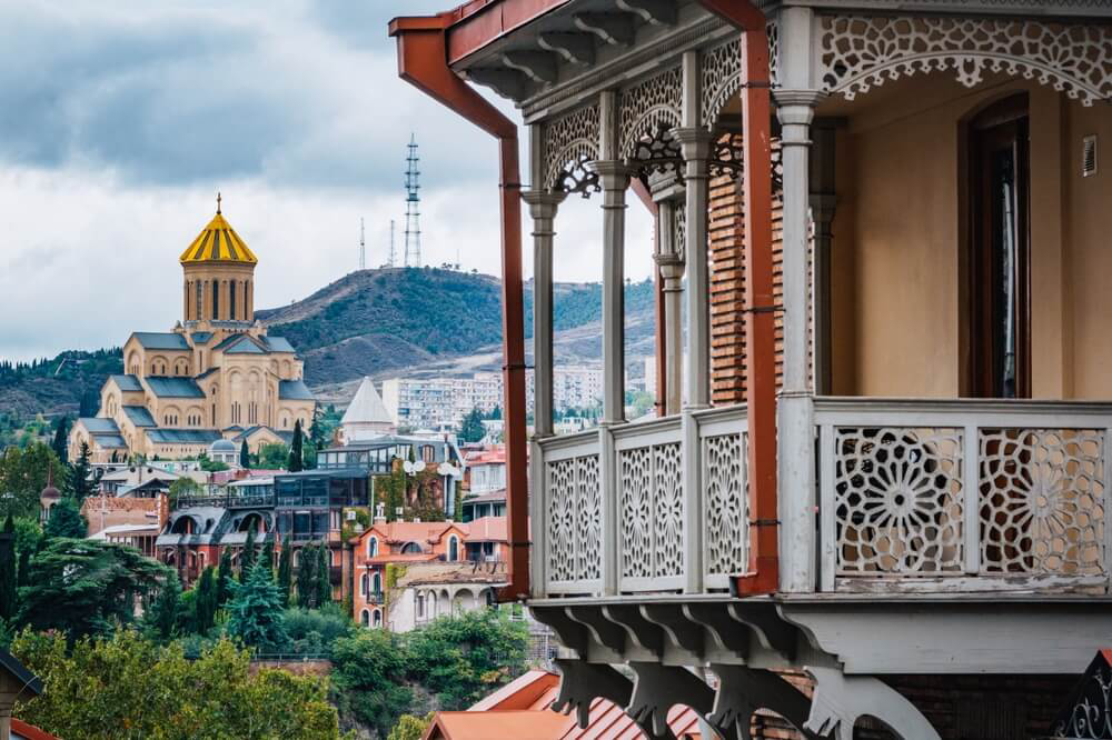 Geschnitzter Holzbalkon an einem Haus in Tiflis, Georgien.