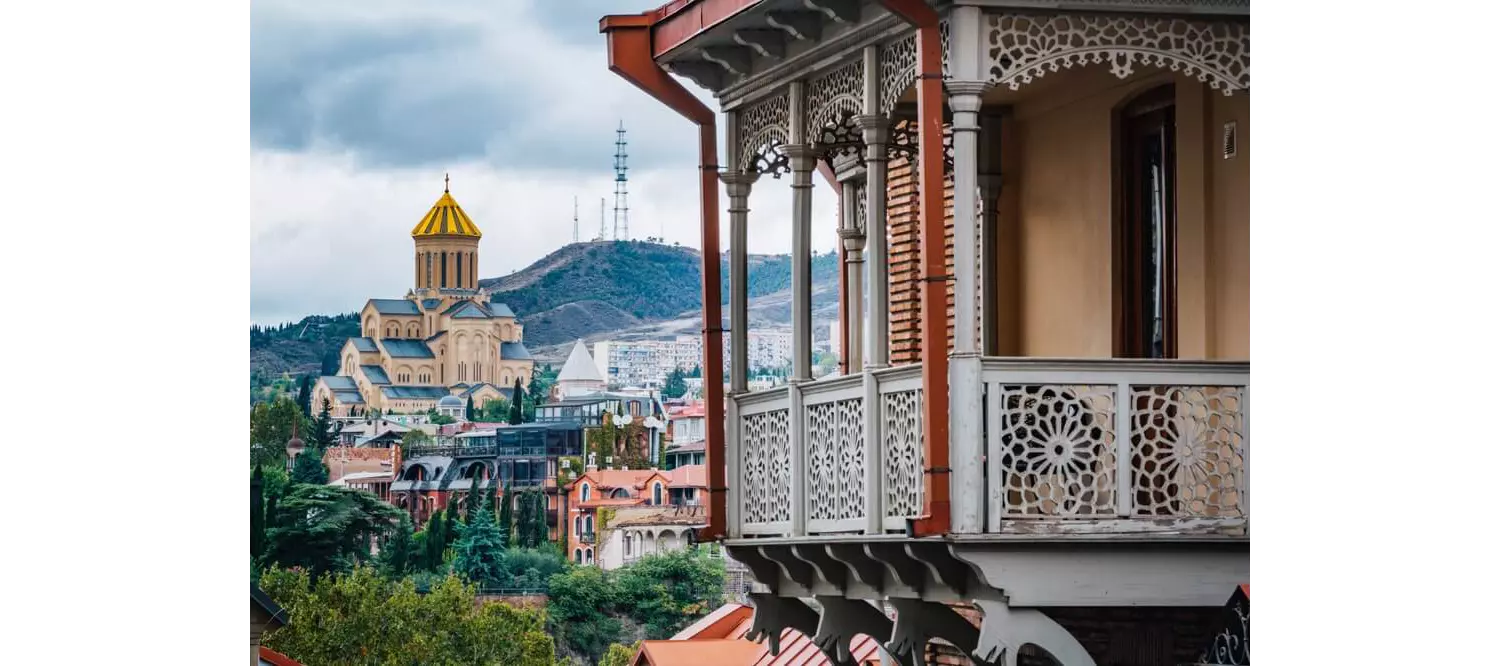 Geschnitzter Holzbalkon an einem Haus in Tiflis, Georgien.