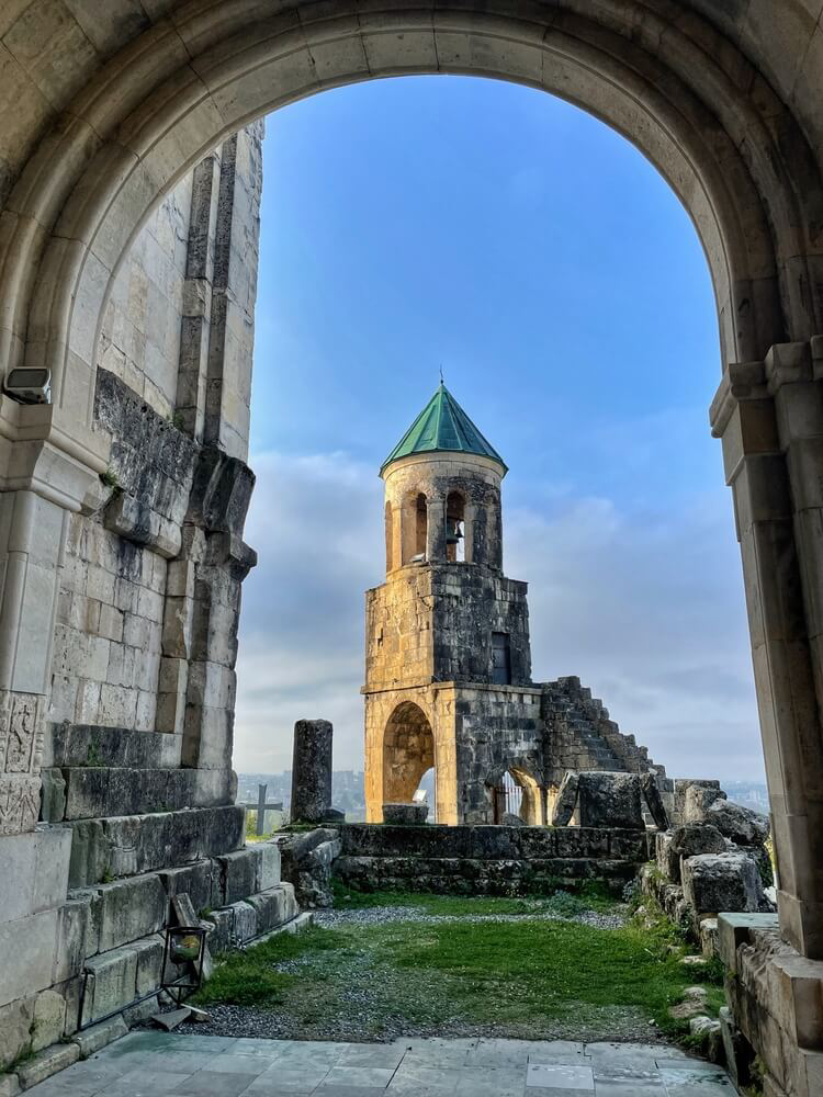 Sehenswürdigkeiten im Georgien-Urlaub: Glockenturm der Bagrati-Kathedrale in Kutaissi.