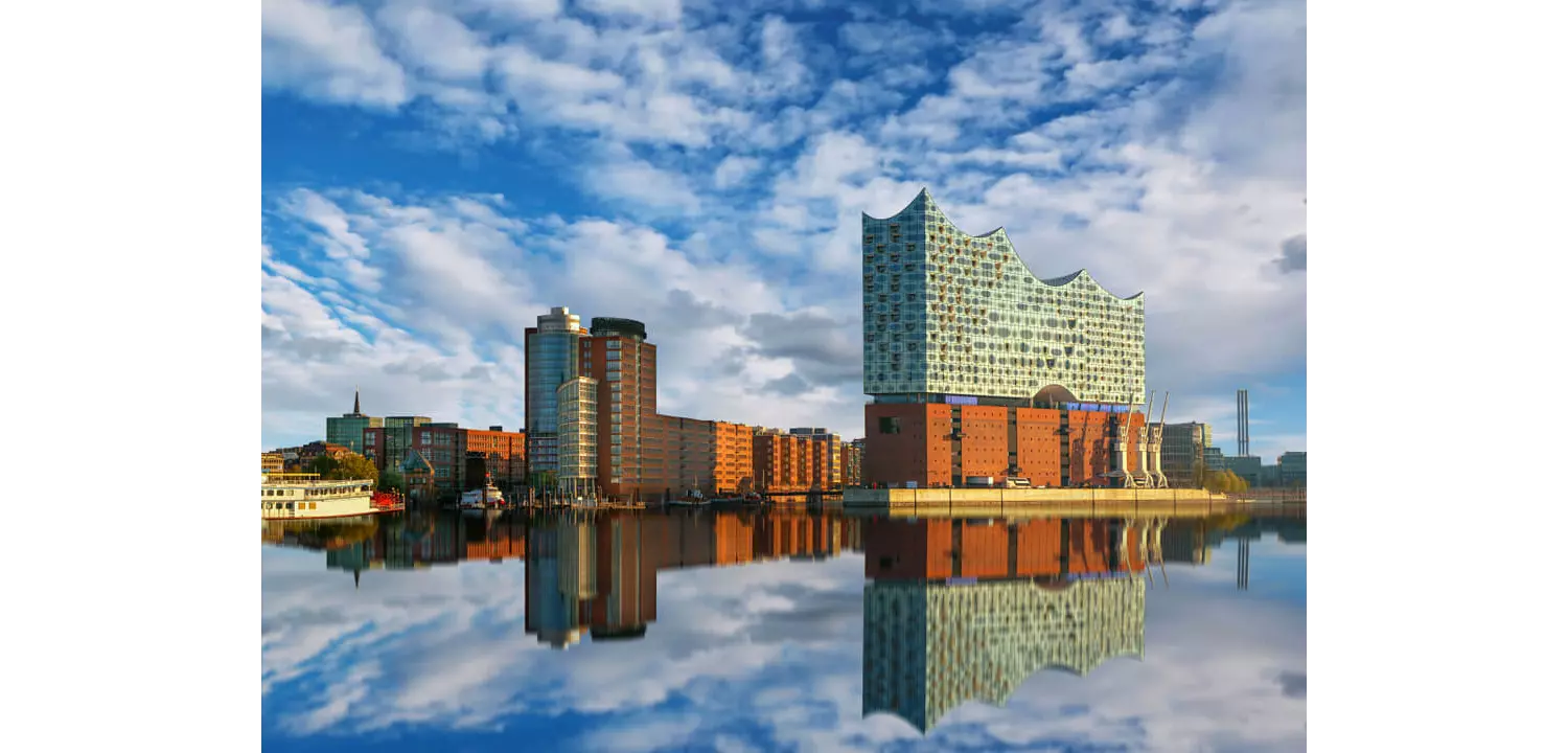 Blick vom südlichen Elbufer auf die Elbphilharmonie in Hamburg.