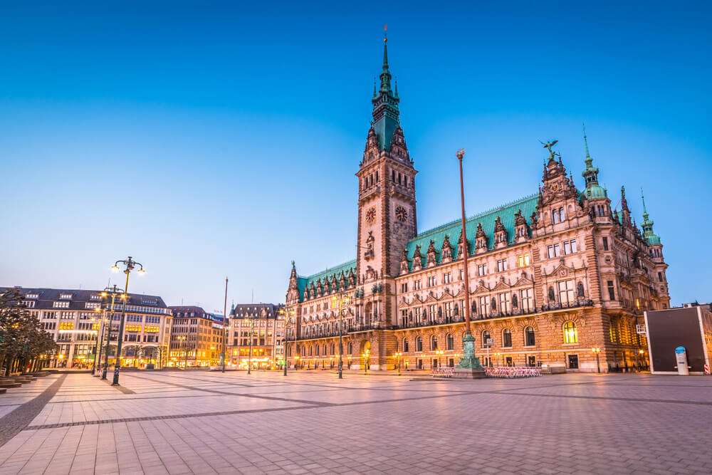 Sehenswürdigkeiten in Hamburg: das Rathaus auf dem Rathausmarkt in der Dämmerung.