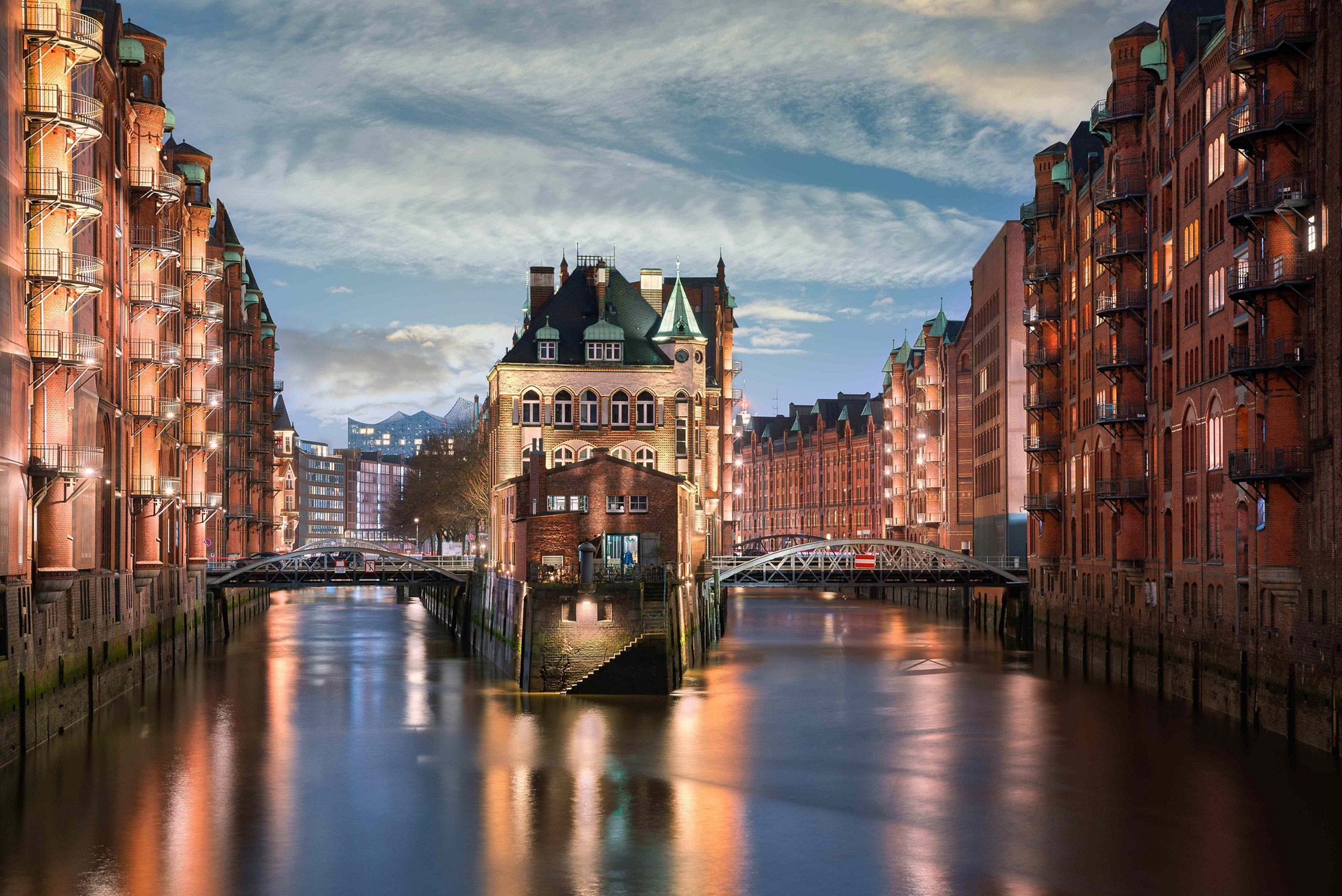 Beleuchtete Speicherstadt in Hamburg in der Dämmerung.