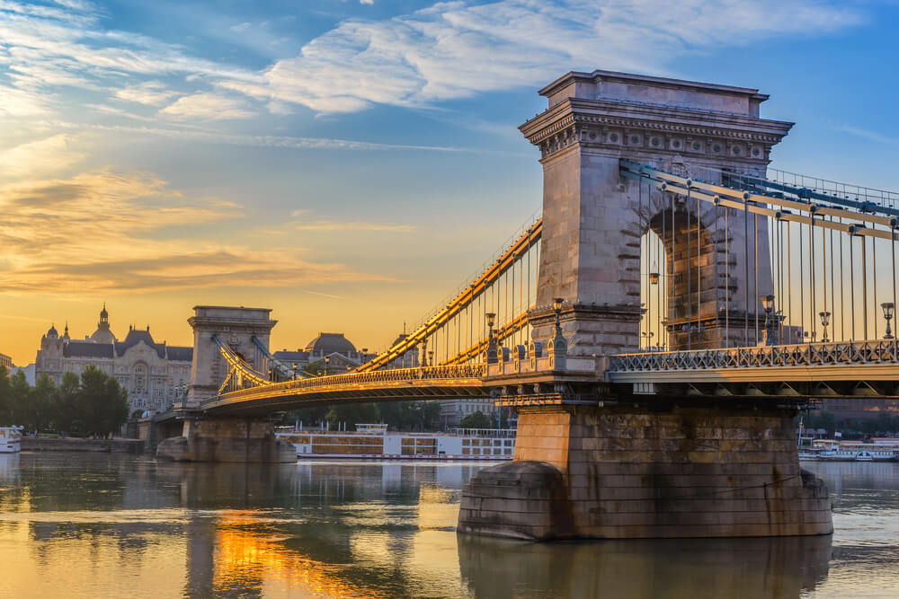 Sehenswürdigkeiten in Budapest: die Kettenbrücke in der Dämmerung.