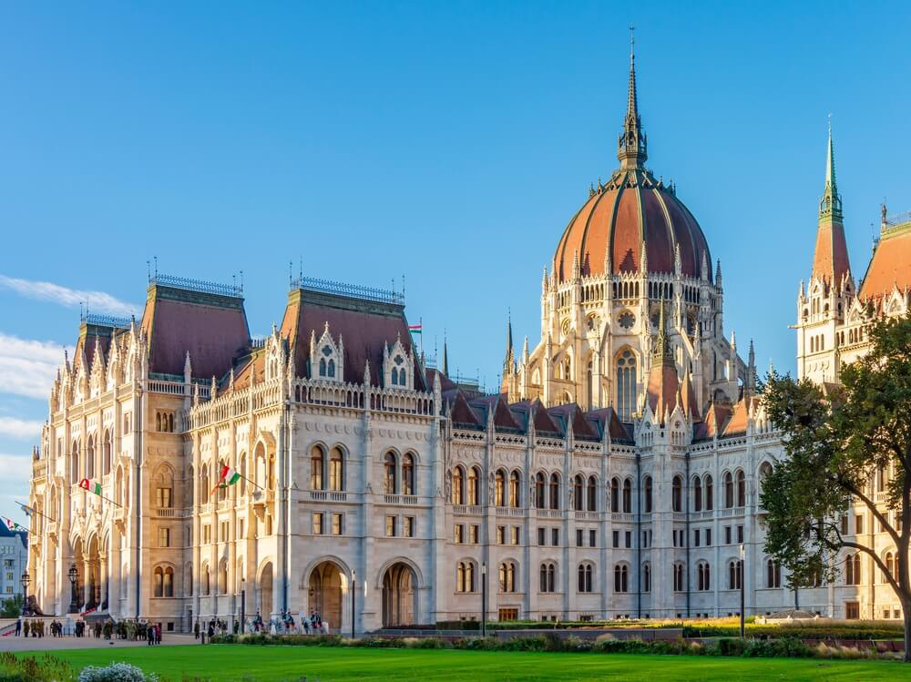 Das Parlamentsgebäude in Budapest im Sonnenschein, Teilansicht.