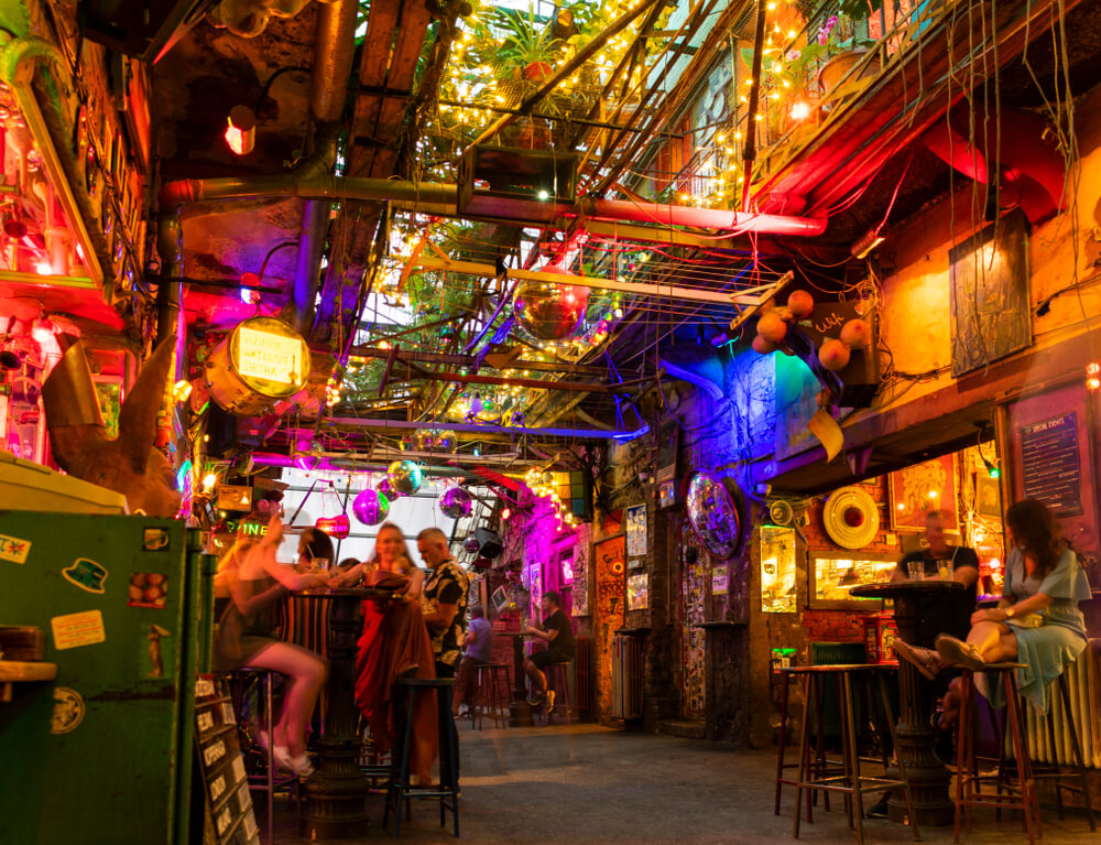 Innenraum der Szimpla Kert, einer der berühmtesten Ruinenbars in Budapest.