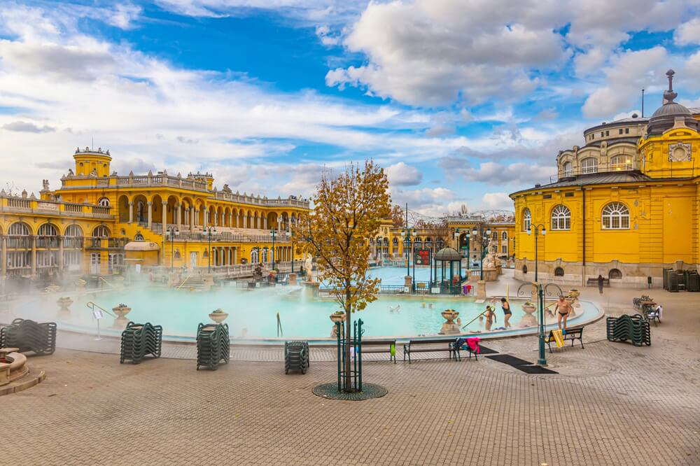 Széchenyi-Bad: eines der Thermalbäder in Budapest mit Außenbecken.