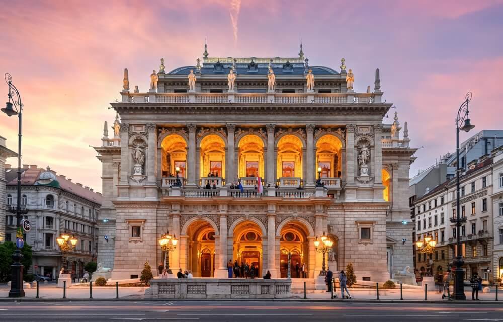 Ungarische Staatsoper in Budapest in der Dämmerung.