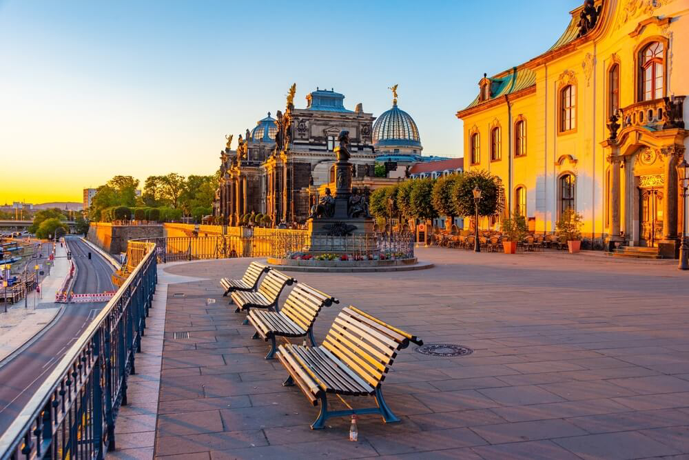 Bänke an der Brühlschen Terrasse in Dresden.