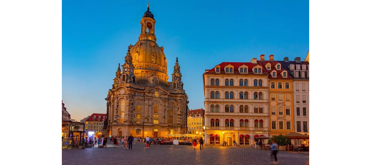 Sehenswürdigkeiten in Dresden: beleuchtete Frauenkirche in der Dämmerung.