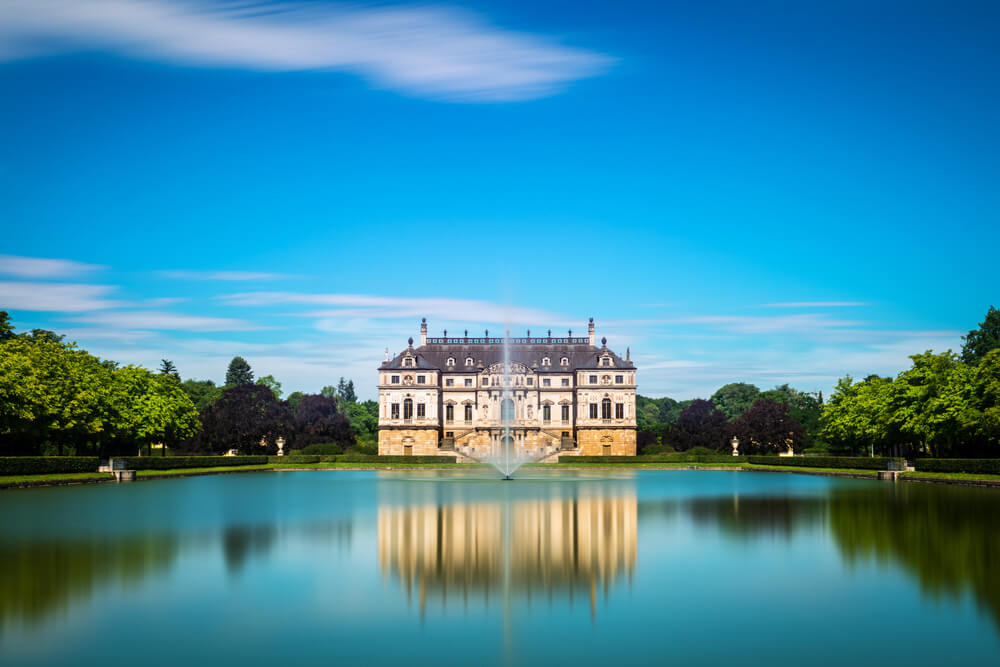 Sommerpalais am See im Großen Garten von Dresden.