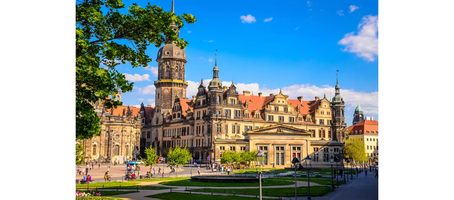 Blick von außen auf das Residenzschloss in Dresden.