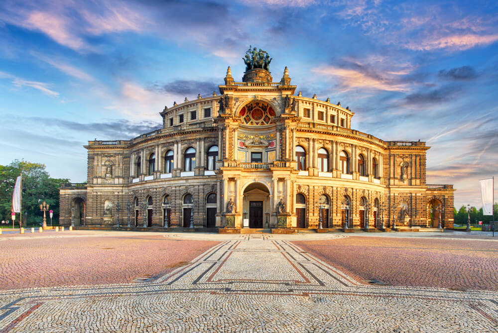 Sehenswürdigkeiten in Dresden: Frontalansicht der Semperoper.